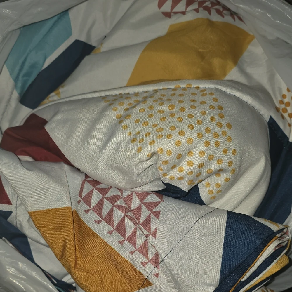 Geometric Patterned Bedding Set - Picture 2 of 2